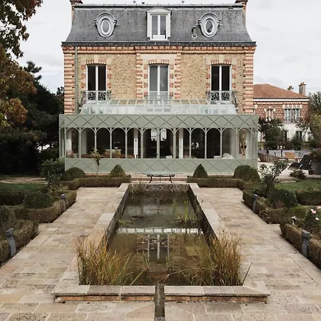 Master House With French Garden Lagny